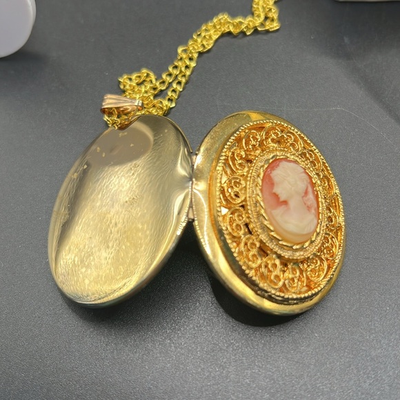 Vintage cameo locket necklace - Picture 5 of 6